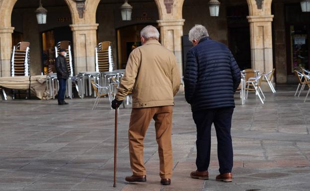 Dos personas pasean por la Plaza Mayor de Salamanca. /S. H.
