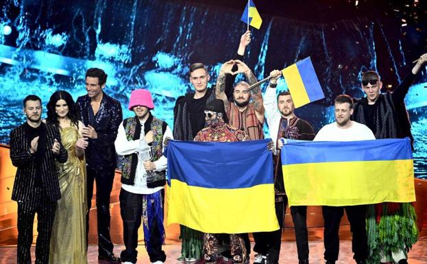Kalush Orchestra, representantes de Ucrania, posan con el premio como ganadores del Festival de Eurovisión 2022. 