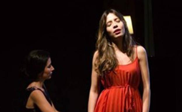 Actuación del gripo L´heure exquise, formado por Beatriz Miralles y Carmen Mateo. /SALAMANCAHOY