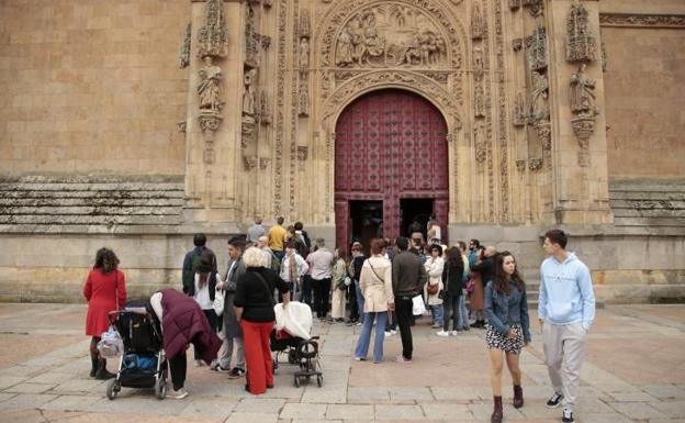 Turistas, delante de la Puerta de Ramos de la Catedral.