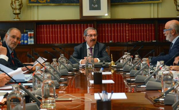 Rafael Mozo preside una reunión del pleno del Poder Judicial. 