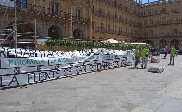 Pancarta reclamando la reapertura de la vía con un tren turístico. /Salamancahoy